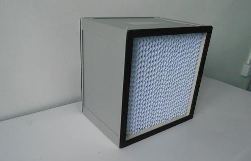 新款ULPA高效過(guò)濾器的濾芯用超細(xì)玻璃纖維濾料經(jīng)打膠折疊而成，外框可選用夾層木板、鍍鋅銅板、不銹鋼板及鋁合金板，通過(guò)聚氨酯膠緊密粘接，具有質(zhì)量輕、透氣量大，集塵率高達(dá)99.95-99.999%，且耐堿，耐高溫。ULPA過(guò)濾器用于電子廠、半導(dǎo)體、精密機(jī)械、制藥、醫(yī)院、食品等行業(yè)中對(duì)潔凈度要求交高的民用或工業(yè)潔凈廠所的末端過(guò)濾，下面由北方濾器為大家講解新款ULPA(超高效)過(guò)濾器的特點(diǎn)及參數(shù)